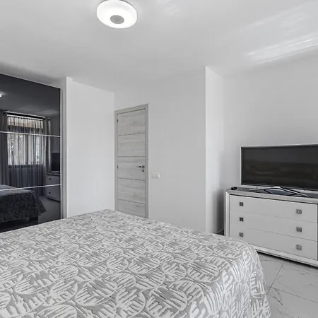 Appartement Amazing 3 Bedroom On The First Line Of The Americas Beach, Air Conditioner And Terrace Ocean View